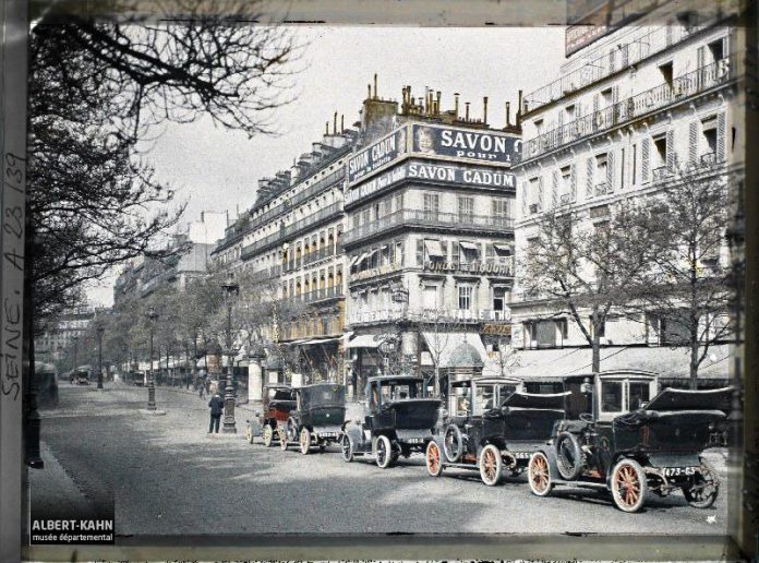 France, Paris, Bd Poissonnière à son carrefour avec le faub Montmartre