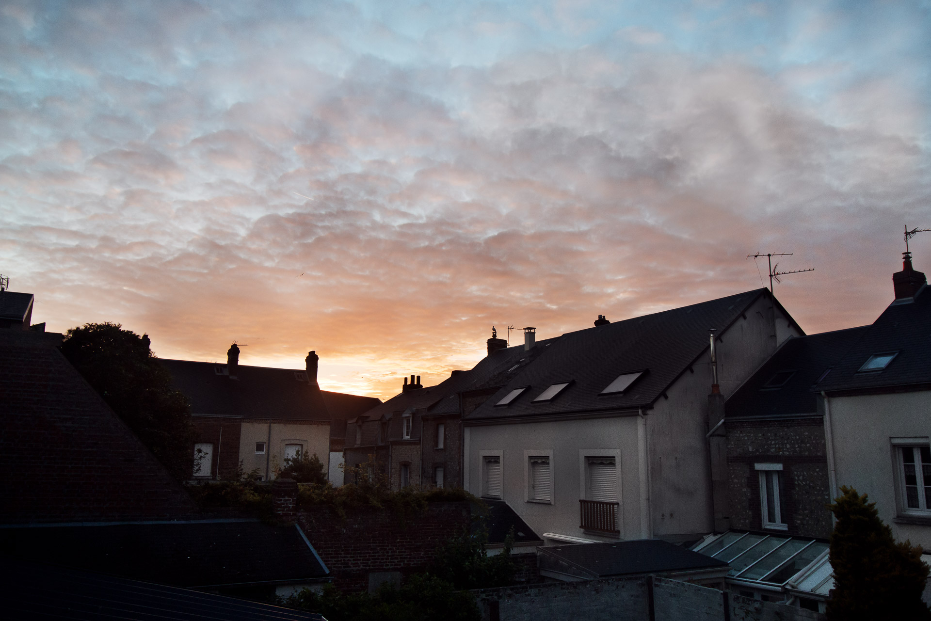 Fécamp Le contraste entre les bâtiments et le ciel étant trop élevé, j'ai dû utiliser la technique du DRI qui est la fusion de 3 photos : une première exposées pour les hautes lumières, la seconde bien exposé et la troisième exposées pour les ombres. Contrairement au HDR qui donne un rendu peu naturel, cette technique permet en empilant les calques sur photoshop peindre avec les masques de fusion les hautes lumières et les basses lumières et permet d'équilibré la photo.