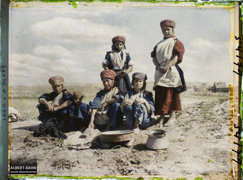 Groupe de femmes (paysannes) chrétiennes, Bartallah, Irak, 7 mai 1927, (Autochrome, 9 x 12 cm), Frédéric Gadmer, Département des Hauts-de-Seine, musée Albert-Kahn, Archives de la Planète, A 54 179 S