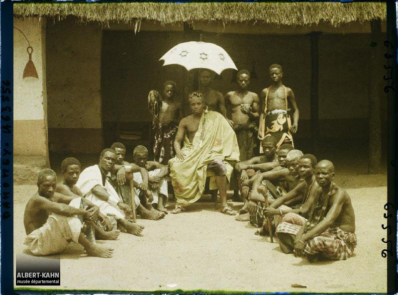 Le chef Zodéougan entouré de sa cour, Zado, Dahomey (actuel Bénin), Afrique, 28 février 1930, (Autochrome, 9 x 12 cm), Frédéric Gadmer, Département des Hauts-de-Seine, musée Albert-Kahn, Archives de la Planète, A 63 556 S