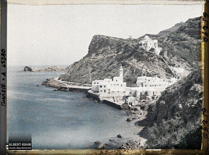Vue panoramique sur les falaises, les établissements thermaux et hôteliers, Korbous, Tunisie, 19 avril 1931, (Autochrome, 9 x 12 cm), Frédéric Gadmer, Département des Hauts-de-Seine, musée Albert-Kahn, Archives de la Planète, A 65 290 S