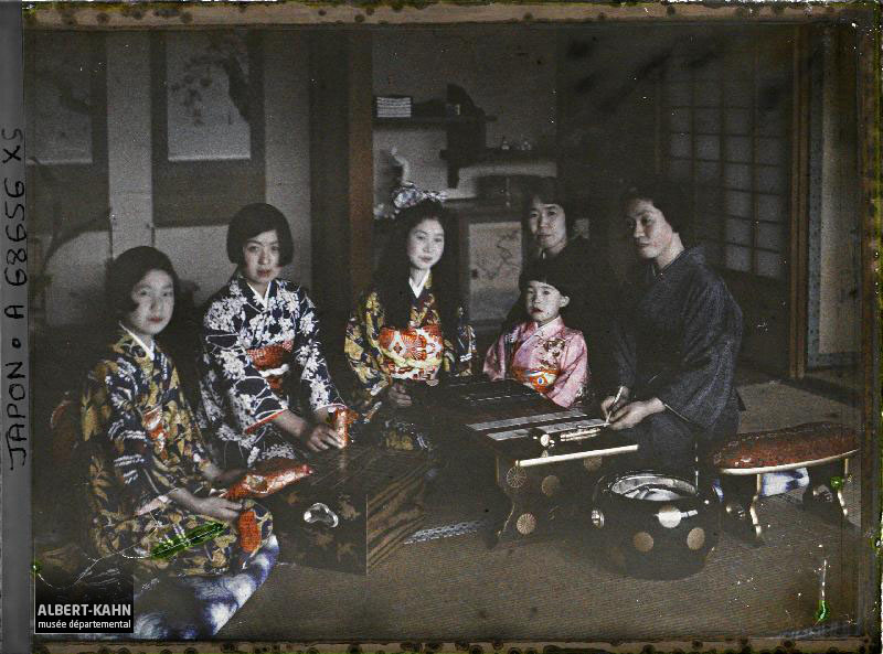 Résidence de la famille Kitashirakawa (intérieur), la princesse Kitashirakawa (Fusako), ses trois filles (prénommées Mineko, Sawako et Taeko) et leur cousine, la princesse Takeda Ayako, Takanawa, quartier de Minami, arrondissement de Shiba, Tôkyô, Japon, 1926-1927, (Autochrome, 9 x 12 cm), Roger Dumas, Département des Hauts-de-Seine, musée Albert-Kahn, Archives de la Planète, A 68 656 XS